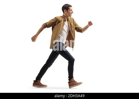 Foto di profilo a lunghezza intera di un uomo casual in jeans e camicia che corre isolato su sfondo bianco Foto Stock