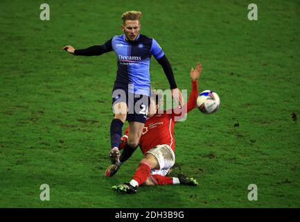 Barnsley's Callum Styles scivola sul Jason McCarthy di Wycombe Wanderers durante la partita del campionato Sky Bet a Oakwell, Barnsley. Foto Stock