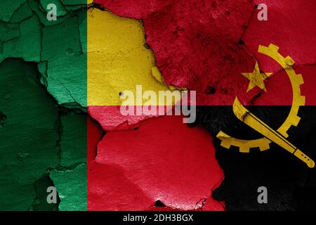 Bandiere di Benin e Angola dipinte su pareti incrinate Foto Stock