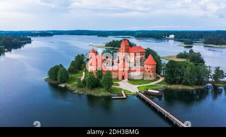 Isola di Trakai Castello nel Lago Galve. Splendida vista sul drone Foto Stock