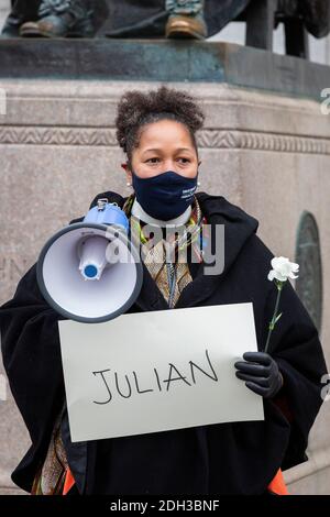 9 dicembre. 2020 Cambridge, ma. Il reverendo Mariama White-Hammond ha radunato attivisti, lavoratori e membri della comunità all'Università di Harvard e ha marciato intorno Foto Stock