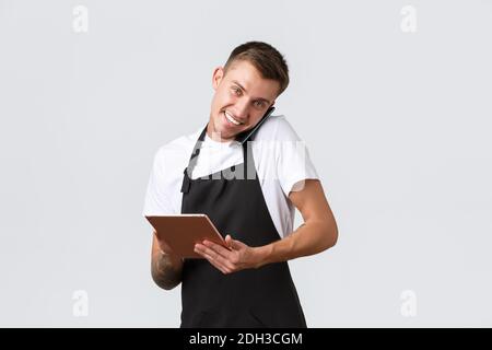 Negozi al dettaglio, piccole imprese, caffè e ristoranti concetto di takeaway. Bel giovane responsabile del negozio, dipendente che riceve l'ordine Foto Stock