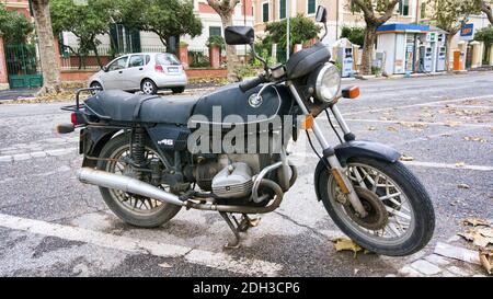 Roma,Italia - 11 Novembre 2019:Profilo di una bella moto nera d'epoca parcheggiata sulla strada modello BMW R 45 prodotto dagli anni '70-1985 dalla Th Foto Stock