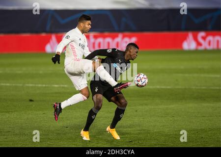 Madrid, Spagna. 09 dicembre 2020. Carlos Henrique Casemiro del Real Madrid e Alassane plea di Borussia durante la UEFA Champions League, partita di calcio disputata tra il Real Madrid Club de Futbol e Borussia Monchengladbach allo stadio Alfredo di Stefano il 9 dicembre 2020 a Madrid, Spagna. Credit: STAMPA CORDON/Alamy Live News Foto Stock