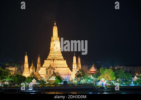 Tempio illuminato di Dawn o Wat Arun a Bangkok a. notte Foto Stock