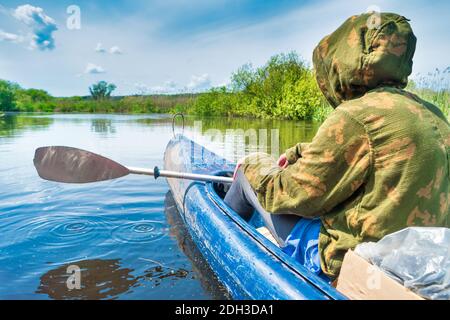 Coppia in kayak viaggio sul fiume blu Foto Stock
