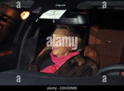 File photo - Liliane Bettencourt e sua figlia Francoise Bettencourt-Meyers lasciano Giorgio Armani Prive Primavera Estate 2011 Haute-Couture a Parigi, Francia, il 24 gennaio 2011. Liliane Bettencourt è morto all'età di 94 anni è stato annunciato il 21 settembre 2017. Bettencourt è stata la persona più ricca in Francia e la terza donna più ricca del mondo con un valore netto di 40 miliardi di dollari. È stata l'unica erede di l'Oreal, la più grande azienda di cosmetici del mondo, che è stata avviata dal padre, e un grande azionista di Nestle. Quasi un decennio fa un processo ha costretto Liliane personali affari nel pubblico li Foto Stock