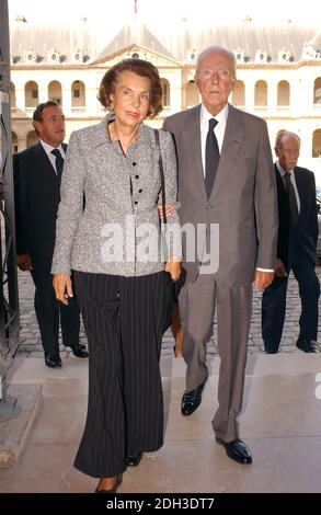 File photo - Liliane Bettencourt, figlia del fondatore l'Oreal Eugene Schueller, e suo marito Andre Bettencourt arrivano a una messa in onore del defunto Francois dalle, ex amministratore delegato della società francese di cosmetici l'Oreal, tenuto presso gli Invalides di Parigi, in Francia, l'8 settembre 2005. Francois dalle, che da 27 anni è stato direttore generale dell'azienda e che ha avuto il merito di trasformarla in un gigante globale, è morto a Ginevra, in Svizzera, il 9 agosto 2005, a 87 anni. Liliane Bettencourt è morto all'età di 94 anni è stato annunciato il 21 settembre 2017. Bettencourt era la persona più ricca in Francia An Foto Stock