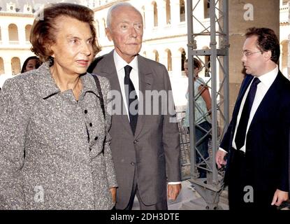 File photo - Liliane Bettencourt, figlia del fondatore l'Oreal Eugene Schueller, e suo marito Andre Bettencourt arrivano a una messa in onore del defunto Francois dalle, ex amministratore delegato della società francese di cosmetici l'Oreal, tenuto presso gli Invalides di Parigi, in Francia, l'8 settembre 2005. Francois dalle, che da 27 anni è stato direttore generale dell'azienda e che ha avuto il merito di trasformarla in un gigante globale, è morto a Ginevra, in Svizzera, il 9 agosto 2005, a 87 anni. Liliane Bettencourt è morto all'età di 94 anni è stato annunciato il 21 settembre 2017. Bettencourt era la persona più ricca in Francia An Foto Stock