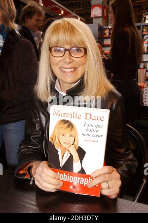 File photo - l'attrice francese Mireille Darc promuove il suo libro "Tant que Battra mon Coeur" durante la fiera del libro di Parigi "le Salon Du Livre" tenutasi a Porte de Versailles, a Parigi, in Francia, il 19 marzo 2006. DARC morì a 79 anni e fu annunciato oggi. Era la co-star e la compagna di lunga data di Alain Delon. È apparsa come protagonista nel Week End di Jean-Luc Godard del 1967. Foto di Bruno Klein/ABACAPRESS.COM Foto Stock