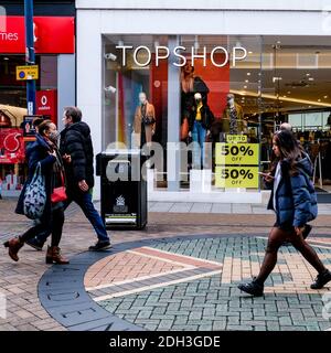 Kingston London, dicembre 09 2020, Topshop Fashion Retailer Shop Front with Shoppers Walking Past Foto Stock