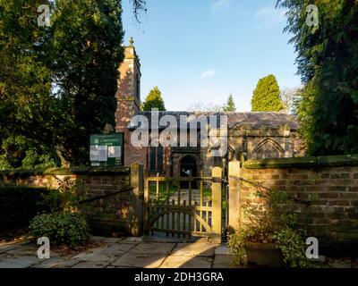 Cancello d'ingresso e percorso che conduce al Porch Sud presso la Chiesa di San Lorenzo di Over Peover, Peover Hall, Cheshire, Inghilterra Foto Stock