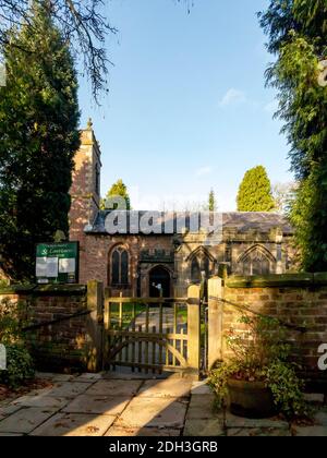 Cancello d'ingresso e percorso che conduce al Porch Sud presso la Chiesa di San Lorenzo di Over Peover, Peover Hall, Cheshire, Inghilterra Foto Stock