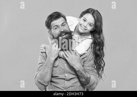 Relazioni familiari. Capacità di comunicazione. Bambini e padre migliori amici. Genitorialità e infanzia. Concetto di giorno dei padri. Bel padre e carino bambino. Forte amicizia. Padre e figlia insieme. Foto Stock