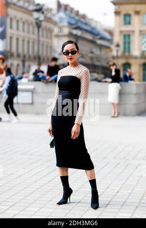 Street Style, Chriselle Lim in arrivo a Schiaparelli Autunno-Inverno 2017-2018 Haute Couture show tenuto a Place Vendome, a Parigi, Francia, il 3 luglio 2017. Foto di Marie-Paola Bertrand-Hillion/ABACAPRESS.COM Foto Stock