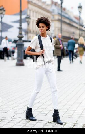 Street Style, modello Samile Bermannelli dopo lo spettacolo di alta Couture Autunno-Inverno 2017-2018 di Schiaparelli tenutosi a Place Vendome, Parigi, Francia, il 3 luglio 2017. Foto di Marie-Paola Bertrand-Hillion/ABACAPRESS.COM Foto Stock