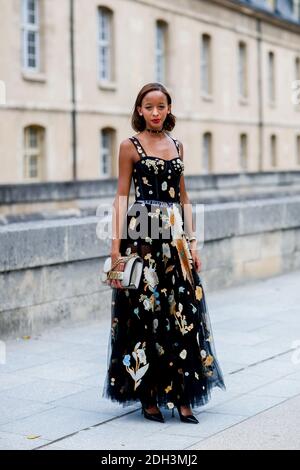 Street Style, in arrivo a Dior Autunno-Inverno 2017-2018 Haute Couture spettacolo tenuto all'Hotel des Invalides, a Parigi, Francia, il 3 luglio 2017. Foto di Marie-Paola Bertrand-Hillion/ABACAPRESS.COM Foto Stock