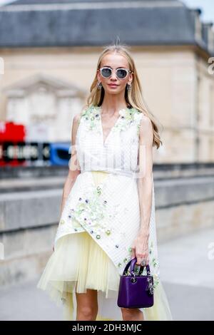 Street Style, in arrivo a Dior Autunno-Inverno 2017-2018 Haute Couture spettacolo tenuto all'Hotel des Invalides, a Parigi, Francia, il 3 luglio 2017. Foto di Marie-Paola Bertrand-Hillion/ABACAPRESS.COM Foto Stock