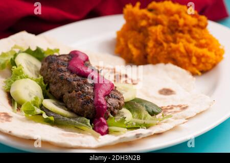 koobideh polpettine di manzo su pane piatto fatto in casa e salsa di barbabietole Foto Stock