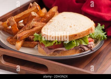 panino di manzo arrosto fatto in casa su pane di pasta frolla con croccante patatine fritte Foto Stock