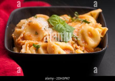 ravioli farciti con formaggio in basilico e pomodoro al telaio salsa Foto Stock