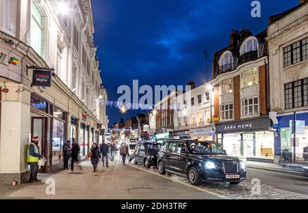 Decorazioni natalizie nel centro di Richmond, Londra, Regno Unito Foto Stock