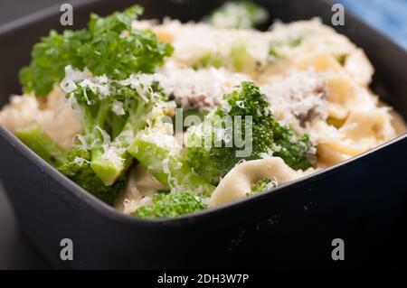 pasta vegetariana, tagliatelle fatte a mano in salsa crema di alfredo e verdure fresche Foto Stock