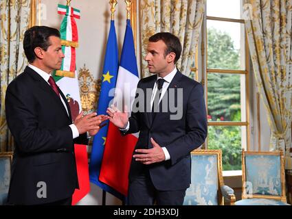 Il presidente del Messico Enrique pena Nieto (L) stringe le mani con il presidente francese Emmanuel Macron prima di un incontro il 6 luglio 2017 presso l'Elysee Palace di Parigi. . Foto di Christian Liegi/ABACAPRESS.COM Foto Stock