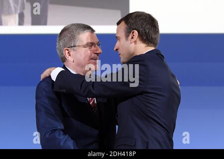 Handout photo - il presidente del CIO Thomas Bach dà il benvenuto al presidente della Repubblica francese Emmanuel Macron durante la presentazione della candidatura di Parigi 2024 all'Auditorium SwissTech, a Losanna, Svizzera, il 11 luglio 2017. Foto di Philippe Millereau/Paris2024/ABACAPRESS.COM Foto Stock