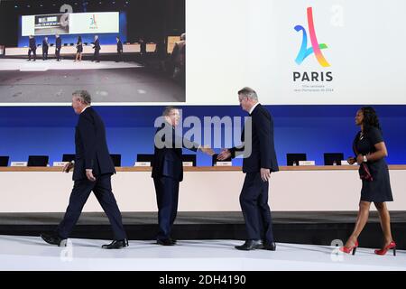 Handout photo - il presidente del CIO Thomas Bach dà il benvenuto al copresidente di Parigi 2024 candidature Bernard Lapasset durante la presentazione della candidatura di Parigi 2024 all'Auditorium SwissTech, a Losanna, Svizzera, il 11 luglio 2017. Foto di Philippe Millereau/Paris2024/ABACAPRESS.COM Foto Stock