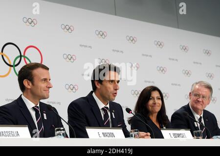 Handout photo - Presidente della Repubblica francese Emmanuel Macron, copresidente di Parigi 2024 candidatura Tony Estanguet, sindaco di Parigi Anne Hidalgo, copresidente di Parigi 2024 candidatura Bernard Lapasset durante Parigi 2024 candidatura Presentazione all'Auditorium SwissTech di Losanna, Svizzera, il 11 luglio 2017. Foto di Philippe Millereau/Paris2024/ABACAPRESS.COM Foto Stock