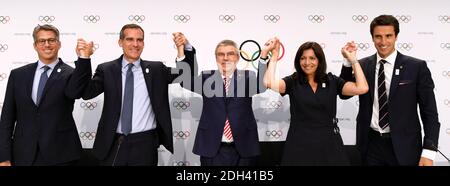 Handout photo - Presidente della candidatura di Los Angeles 2024 Casey Wasserman, Sindaco di Los Angeles Eric Garcetti, Presidente del CIO Thomas Bach, il sindaco di Parigi Anne Hidalgo e il copresidente della candidatura di Parigi 2024 celebrano la decisione del CIO di assegnare i Giochi Olimpici 2024 e 2028 durante la 130a sessione del CIO presso l'Auditorium SwissTech di Losanna, Svizzera, il 11 luglio 2017. Foto di Philippe Millereau/Paris2024/ABACAPRESS.COM Foto Stock