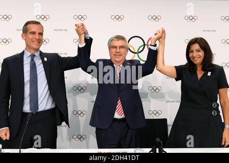 Foto di presentazione - il sindaco di Los Angeles Eric Garcetti, il presidente del CIO Thomas Bach e il sindaco di Parigi Anne Hidalgo celebrano la decisione del CIO di assegnare i Giochi Olimpici 2024 e 2028 durante la 130a sessione del CIO all'Auditorium SwissTech, a Losanna, Svizzera, il 11 luglio 2017. Foto di Philippe Millereau/Paris2024/ABACAPRESS.COM Foto Stock