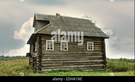 Vecchia casa di legno nella regione di Arkhangelsk Foto Stock