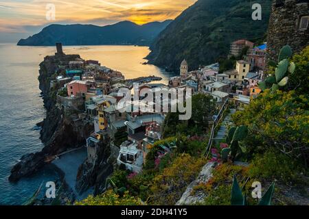 Tramonto dorato a Vernazza con vista sulle case colorate dall'alto, cinque Terre, Italia Foto Stock