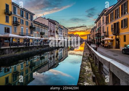 Naviglio Grande al tramonto con riflessi a Milano Foto Stock
