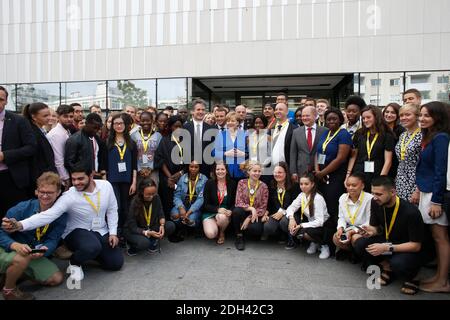 Il presidente francese Emmanuel Macron, al centro della seconda fila a sinistra, e la cancelliera tedesca Angela Merkel, al centro, si pongono con studenti e funzionari in visita all'Ufficio della gioventù franco-tedesco (OFAJ) giovedì 13 luglio 2017 a Parigi. Foto di Matthieu Alexandre/piscina/ABACAPRESS.COM Foto Stock