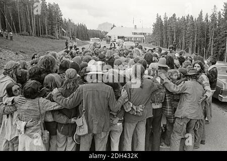 La famiglia Rainbow si riunisce al Chief Mountain International Border Crossing tra Alberta e Montana per una celebrazione pacifica. Luglio 4, 1976 Foto Stock