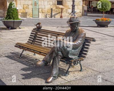 Statua in bronzo di Antoni Gaudi di J. Luis Fernandez installata nel 2002 in piazza San Marcelo - Leon, Castiglia e Leon, Spagna Foto Stock