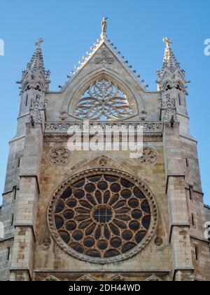 La parte centrale della facciata ovest della Cattedrale di Santa Maria de Leon - Leon, Castiglia e Leon, Spagna Foto Stock