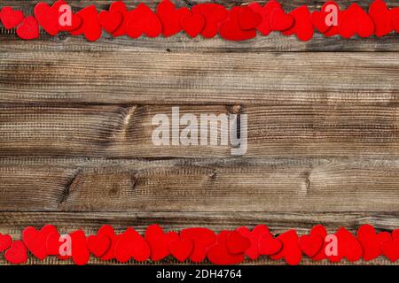 Cuori rossi su rustico sfondo di legno. San Valentino Foto Stock