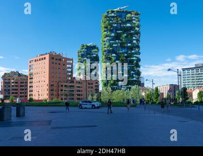 Complesso residenziale costituito da due grattacieli nell'ultramoderno quartiere di porta Nuova chiamato Bosco verticale.Milano, Italia Foto Stock