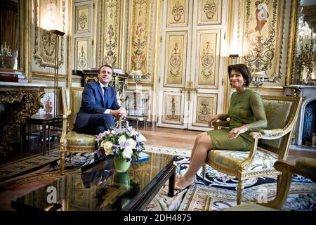 Il presidente francese Emmanuel Macron e il presidente federale Doris Leuthard si pongono in vista di un incontro al Palazzo Elysee di Parigi, in Francia, il 18 luglio 2017. Foto di Nicolas Messyasz/piscina/ABACAPRESS.COM Foto Stock