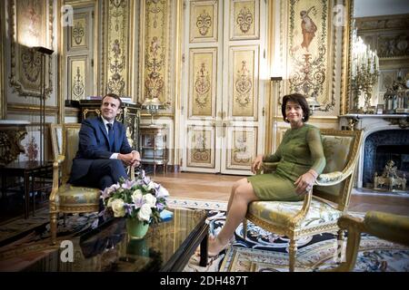 Il presidente francese Emmanuel Macron e il presidente federale Doris Leuthard si pongono in vista di un incontro al Palazzo Elysee di Parigi, in Francia, il 18 luglio 2017. Foto di Nicolas Messyasz/piscina/ABACAPRESS.COM Foto Stock