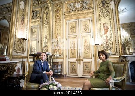 Il presidente francese Emmanuel Macron e il presidente federale Doris Leuthard si pongono in vista di un incontro al Palazzo Elysee di Parigi, in Francia, il 18 luglio 2017. Foto di Nicolas Messyasz/piscina/ABACAPRESS.COM Foto Stock