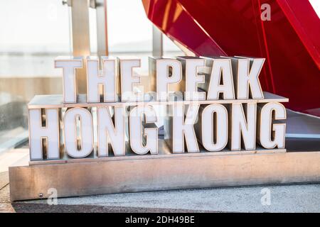 The Peak, Hong Kong. Primo piano del cartello della Peak Tower (lettere bianche). Splendida luce del giorno sulla piattaforma della torre Peak. Foto Stock