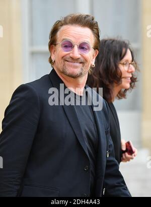 Il cantante Bono della band irlandese U2 e co-fondatore DI UN'organizzazione e Brigitte Macron, moglie del presidente francese posa all'Elysee Palace a Parigi, Francia, 24 luglio 2017. Foto di Christian Liegi/ABACAPRESS.COM. Foto Stock