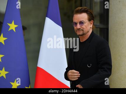 Il cantante Bono della band irlandese U2 e co-fondatore DI UN'organizzazione e Brigitte Macron, moglie del presidente francese posa all'Elysee Palace a Parigi, Francia, 24 luglio 2017. Foto di Christian Liegi/ABACAPRESS.COM. Foto Stock