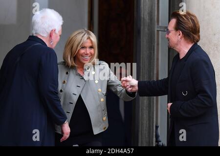 Il cantante Bono della band irlandese U2 e co-fondatore DI UN'organizzazione e Brigitte Macron, moglie del presidente francese posa all'Elysee Palace a Parigi, Francia, 24 luglio 2017. Foto di Christian Liegi/ABACAPRESS.COM. Foto Stock