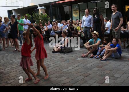 Laetitia Avia, députée LREM de la 8e circonscription de Paris, à la fête de la musique, dans le 12 e circondario de Paris. à sa droite, en chemise, figlio suppléant Christophe caporossi. 21 juin 2017. Foto di Axelle de russe/ABACAPRESS.COM Foto Stock